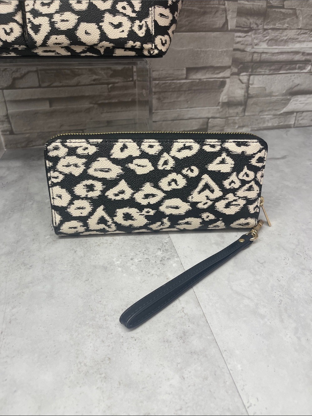 Michael Kors Heart Leopard Print Pocket Tote & Matching Wallet Black White - Picture 7 of 10
